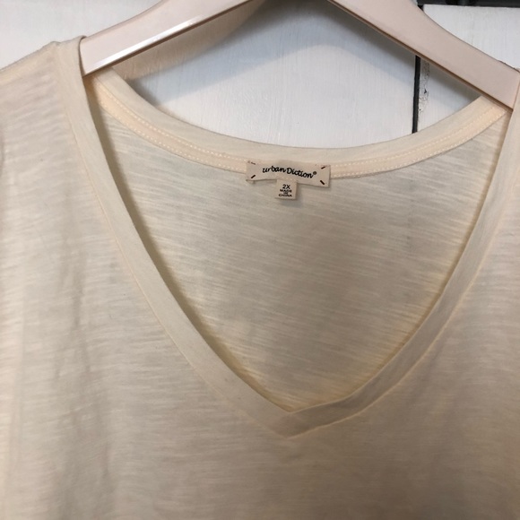Women’s cream colored short sleeve T-shirt. Size 2X. - Picture 2 of 5